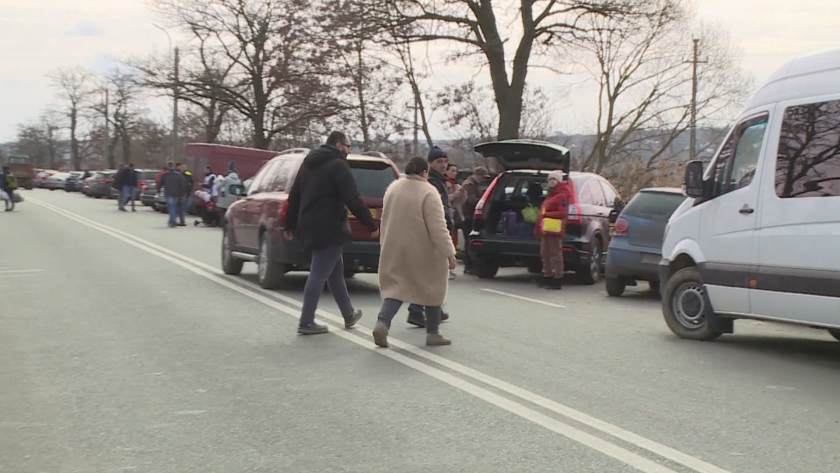 Хаос, стотици хора, които се придвижват пеша и дълги опашки