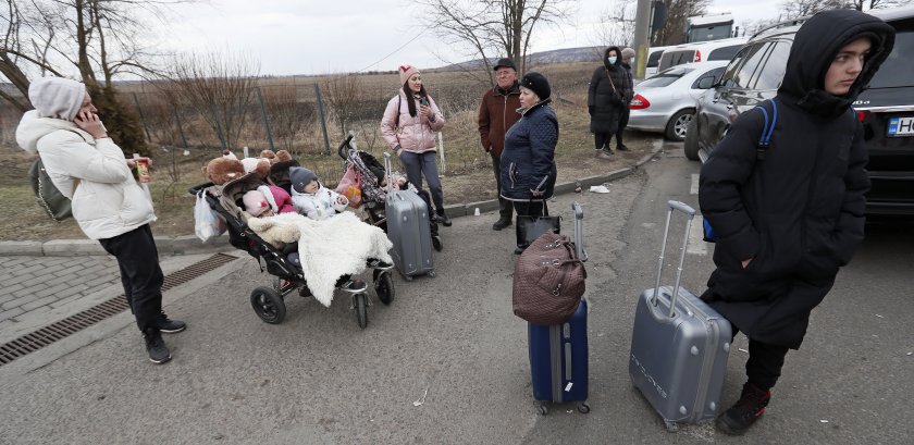 Българският посланик в Румъния: Не можем да предоставим вода и храна на чакащите на украинската граница
