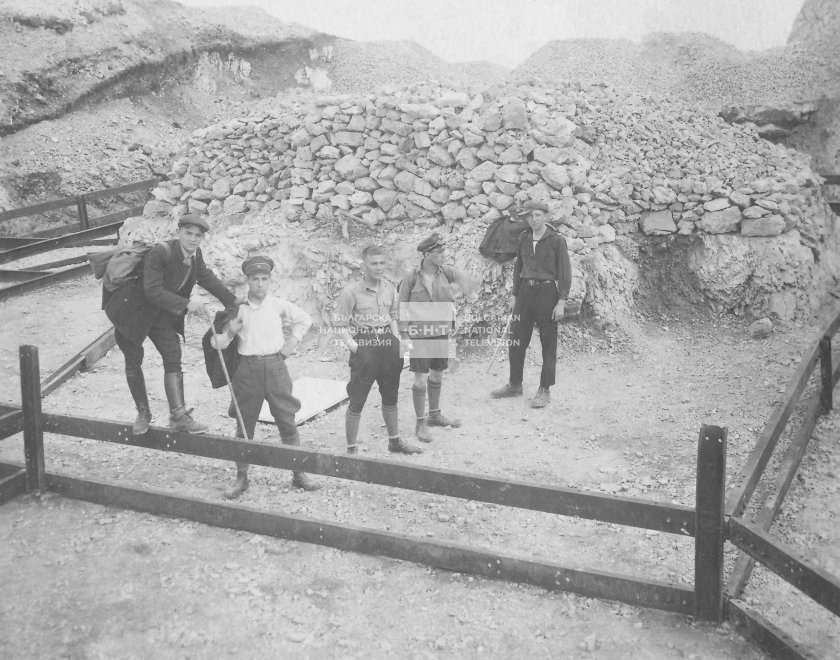 Паметникът е така направен, че да издържи векове, казват историците.