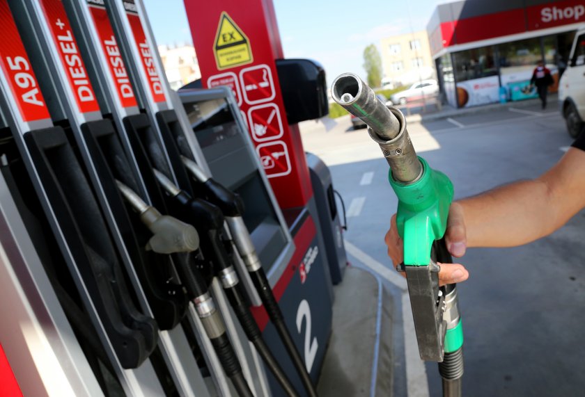 Цената на горивата най-вероятно ще върви нагоре, но по българските