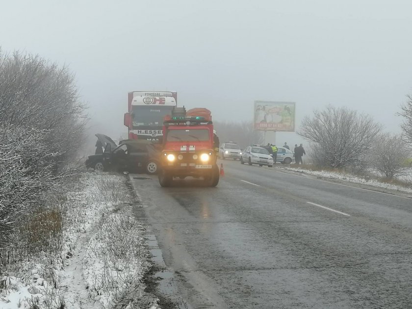 Трима души загинаха при тежка катастрофа между лек автомобил и