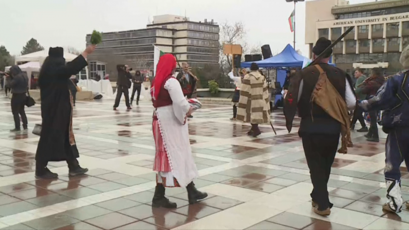 Стотици чанове огласят центъра на Благоевград. Кукерски игри в Пиринско