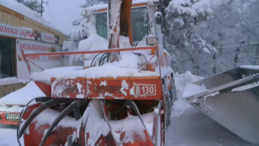 Неизвестни откраднаха близо 100 литра гориво от снегорин на Шипка