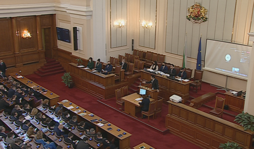 ДПС връчиха на премиера Кирил Петков папки със сигнали срещу