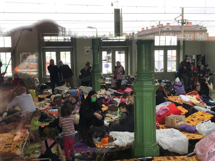 Продължава напливът на бежанци на полско-украинската граница. Хиляди търсят спасение