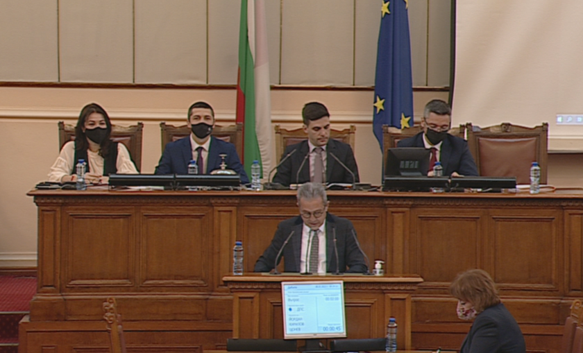 ДПС връчиха на премиера Кирил Петков папки със сигнали срещу