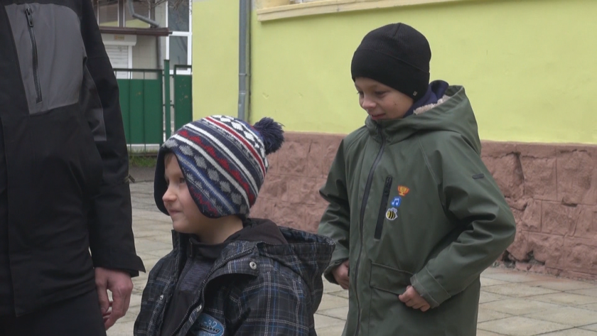 Две деца, избягали от войната в Украйна, тръгнаха на училище