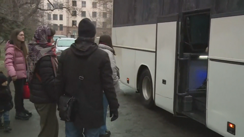 Екип на БНТ пътува с автобус от Одеса към България.Автобусът