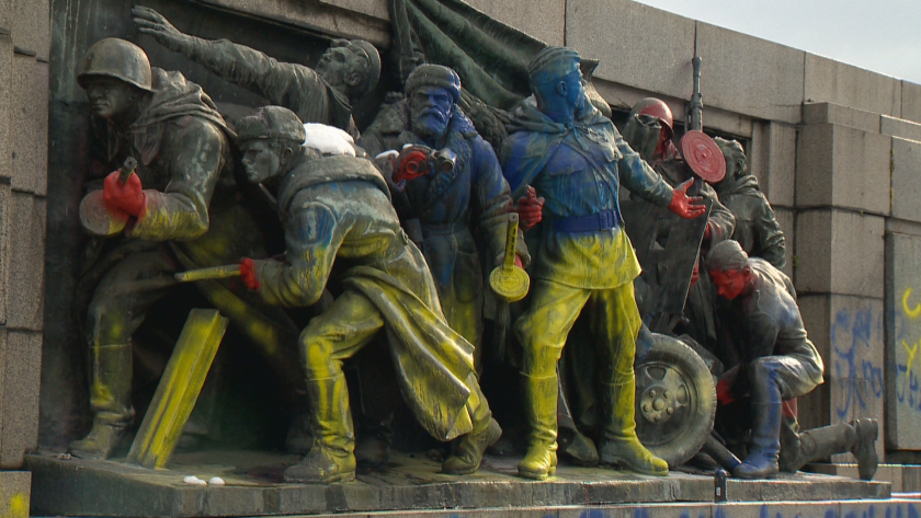 Почистиха част от надписите в подкрепа на Украйна от Паметника