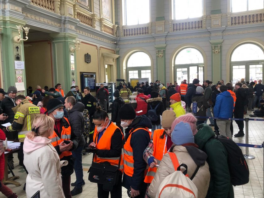 Продължава напливът на бежанци на полско-украинската граница. Хиляди търсят спасение