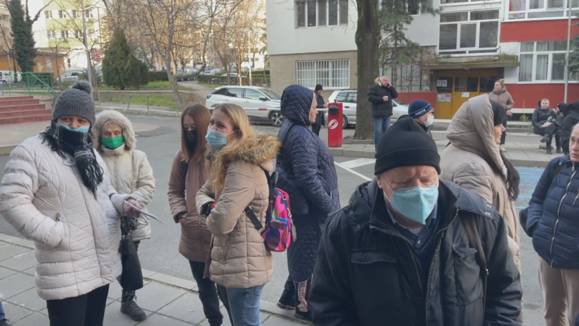 Мобилен екип на Държавната агенция за бежанците приема документи в Бургас