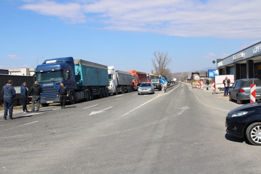 Шофьори на тежкотоварни камиони, превозващи зърно, блокираха пътя преди пропускателния