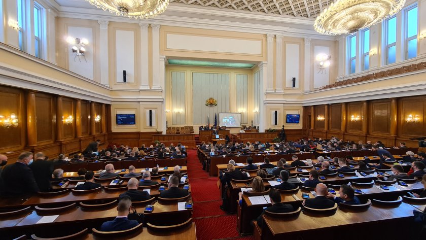 временната комисия промени конституцията предивзика размяна остри реплики парламента