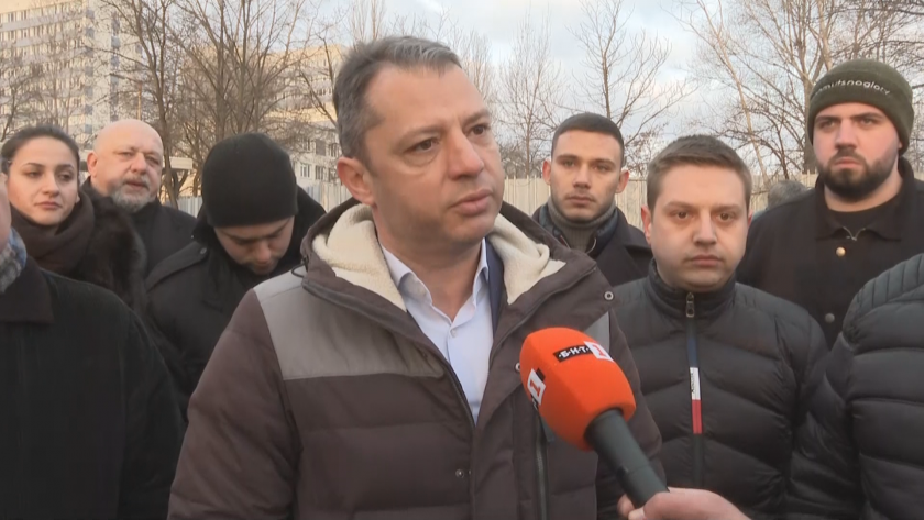 Депутати и симпатизанти на ГЕРБ се събират пред ГДНП в