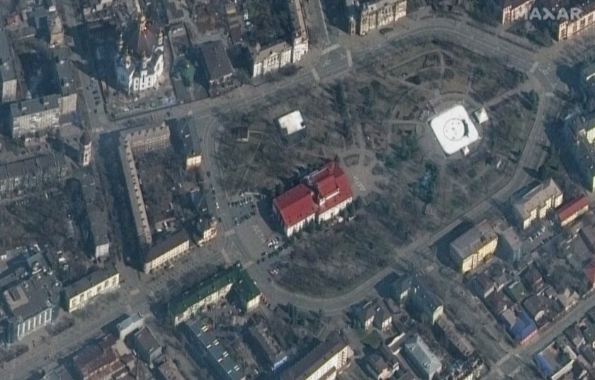 Сателитна снимка от драматичния театър в Мариупол напомни кои са