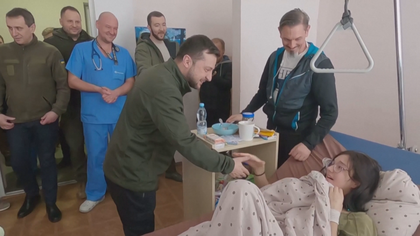 Снимка: Зеленски посети пациенти, настанени в киевска болница