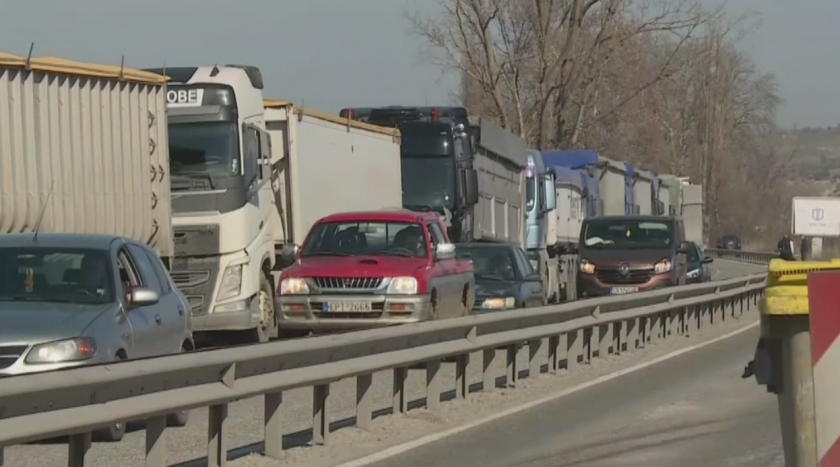 Опашката от камиони на "Кулата" вече е 4-5 км, шофьорите чакат по-малко