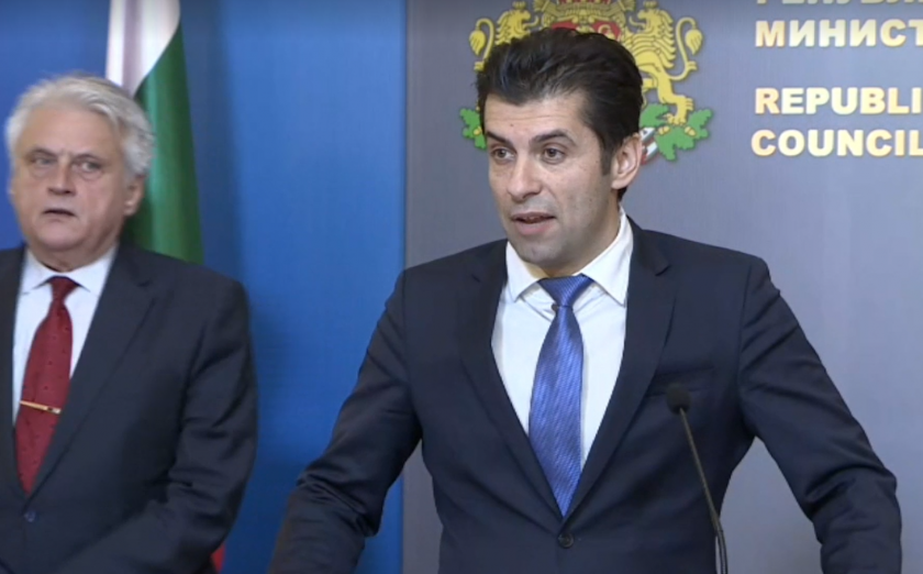 В Mинистерския съвет премиерът Кирил Петков и вътрешният министър Бойко