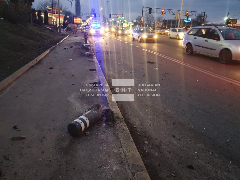 Тежък инцидент на бул. Цариградско шосе в столицата.Лек автомобил блъсна
