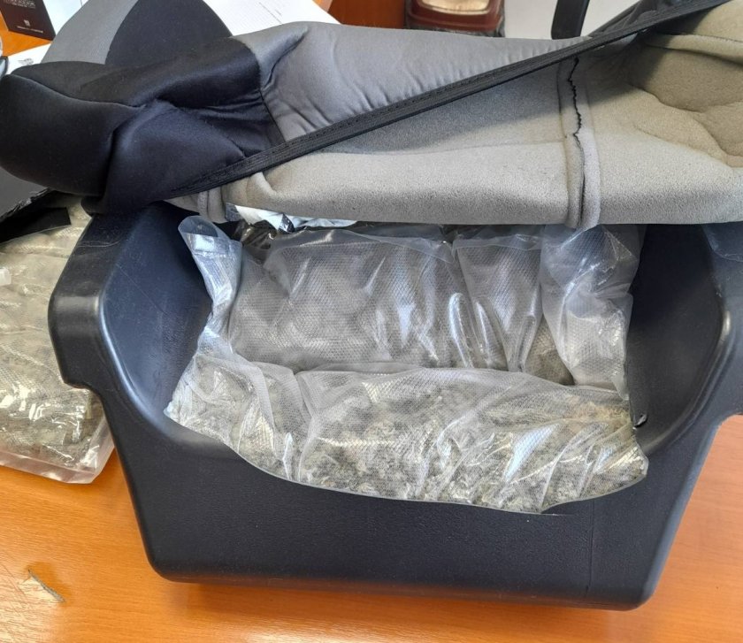 Митнически служители откриха 14.5 кг марихуана при проверки на два