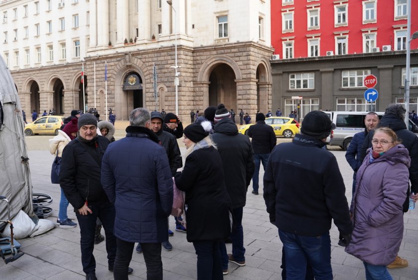 Депутати и симпатизанти на ГЕРБ започнаха да се събират пред