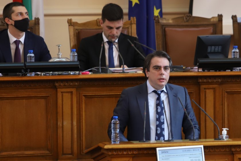 Финансовият министър Асен Василев обясни в кулоарите на парламента, че