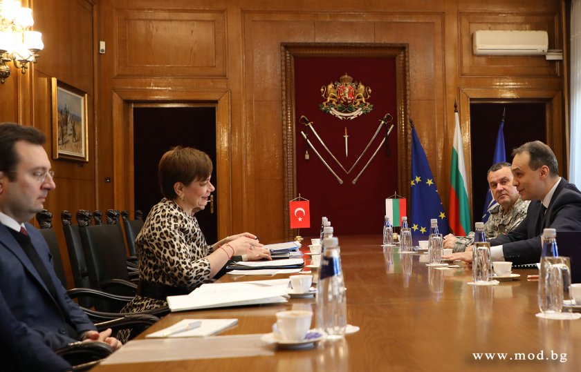 Министърът на отбраната Драгомир Заков и нейно превъзходителство Айлин Секизкьок,