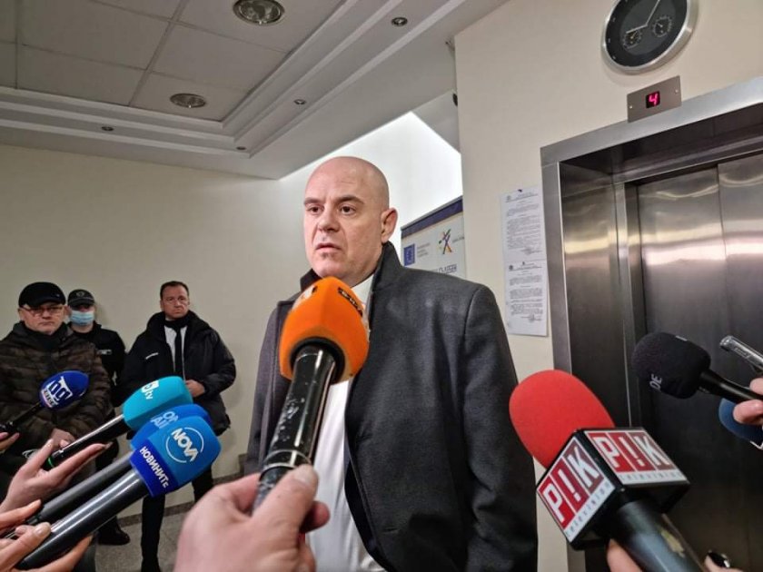 По повод предстоящото обсъждане на неговото остраняване, главният прокурор Иван