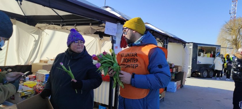 От нашите пратеници: Доброволци от различни страни помагат на бежанците по границата на Украйна