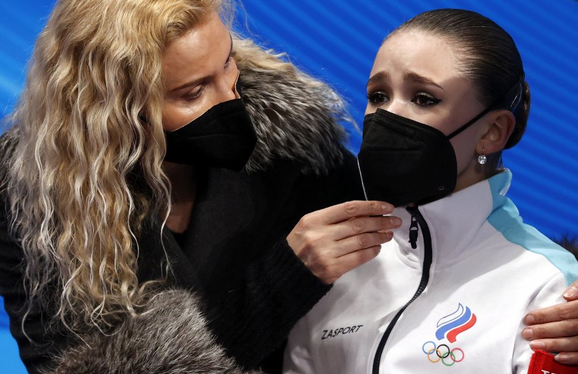 Аплодисменти и топла прегръдка за Камила Валиева след завръщането ѝ на леда