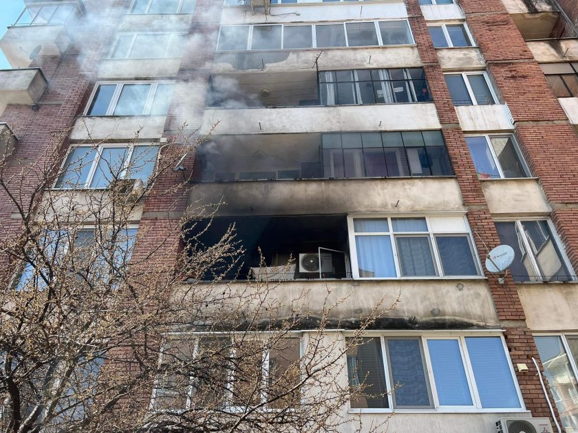пожарникари спасиха две жени горящия апартамент велико търново снимки