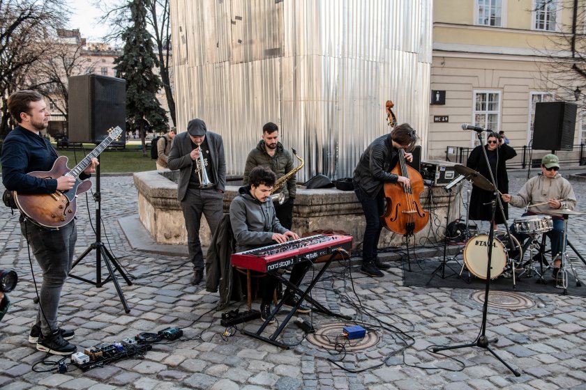 джаз музиканти концерт украински войници стария град лвов снимки