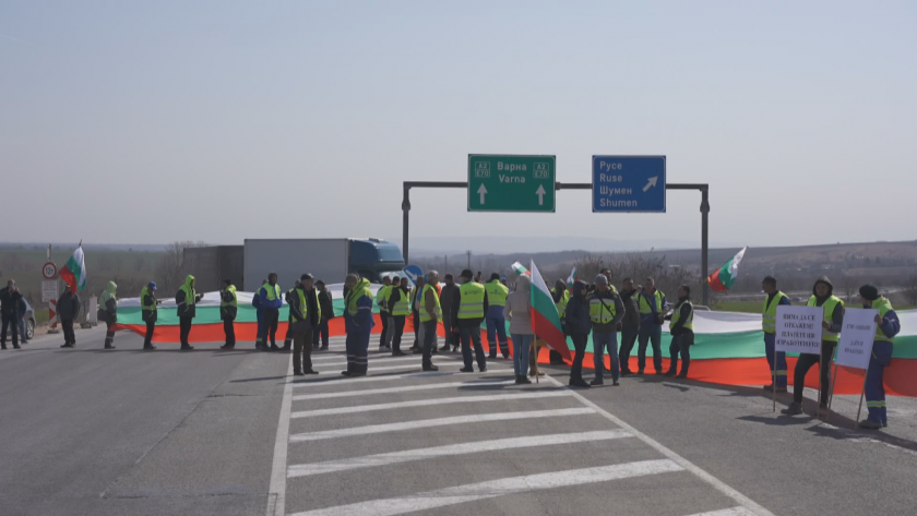 Работници от шуменската пътностроителна компания „Автомагистрали Черно море блокираха днес