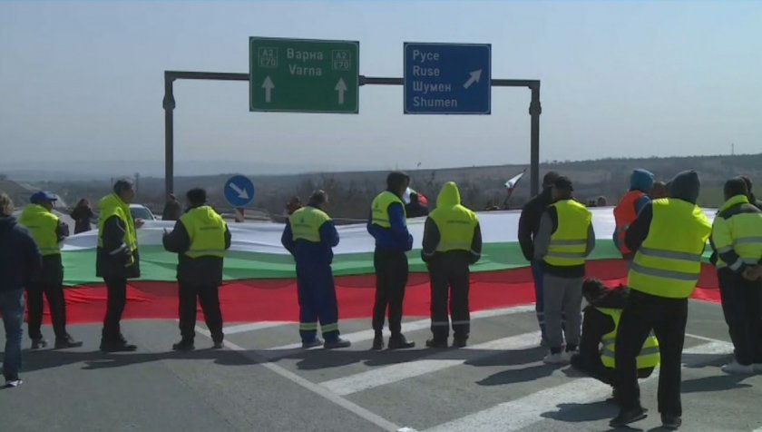 Работници от Автомагистрали - Черно море блокираха пътен възел Белокопитово