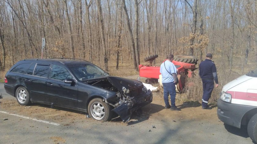 шофьор трактор загина удар лек автомобил пътя ясна поляна приморско