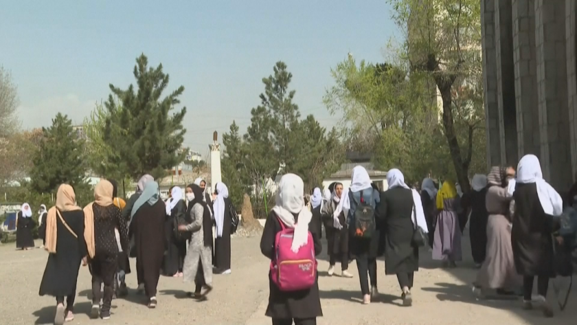 Днес момичетата в Афганистан бяха допуснати в училищата за първи