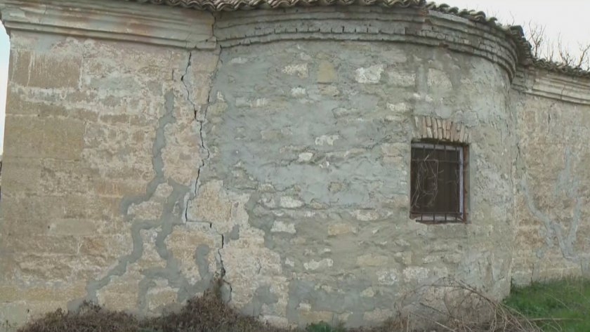 Църквата в село Манастир пострада при вчерашното земетресение