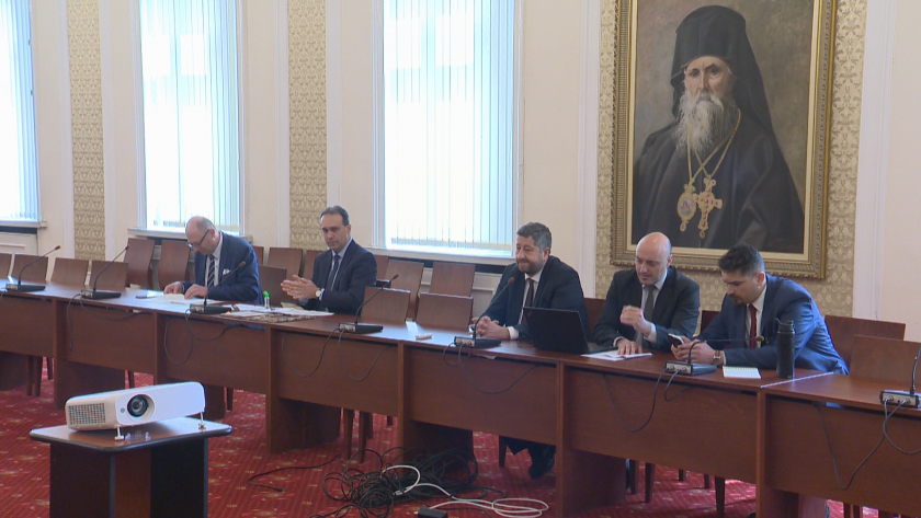 Представители на управляващата коалиция разговаряха с министъра на отбраната