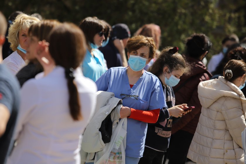 Лекари и медицински сестри от Александровската болница излязоха на протест