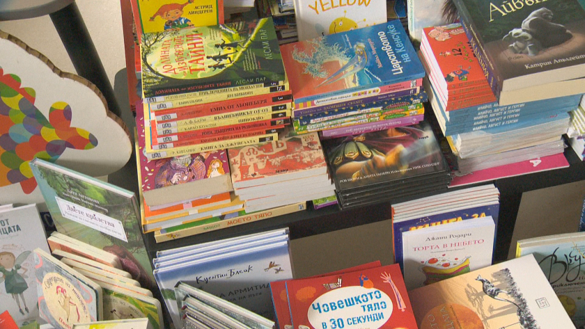 Десет български издателства дариха книги за библиотеките на 8-те детски