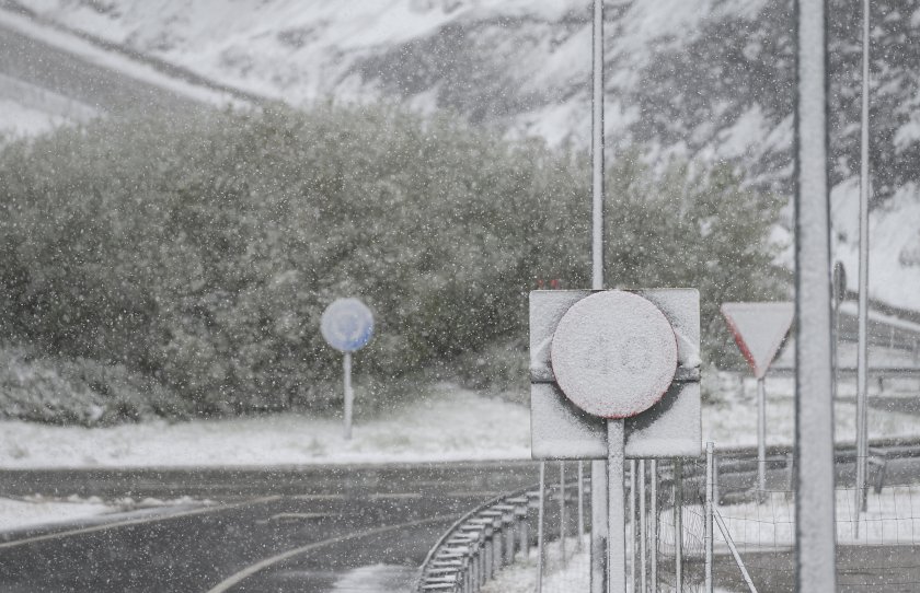 Необичайно студено за сезона време обхвана Франция и Испания. На