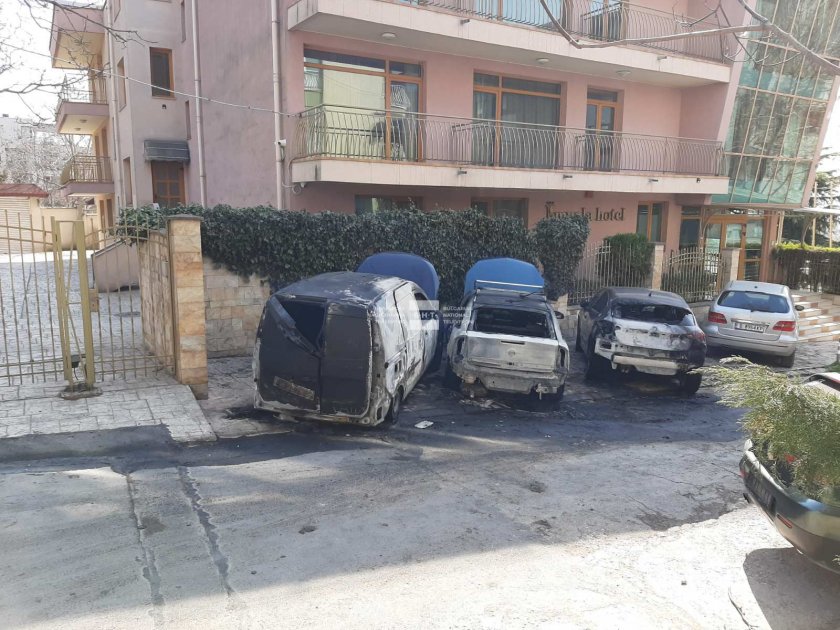 Четири автомобила изгоряха на улица Мирон Игнатов във Варна. Огънят