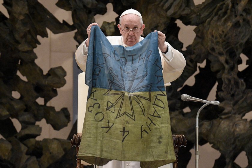 Папа Франциск осъди клането в Буча и целуна украинското знаме,