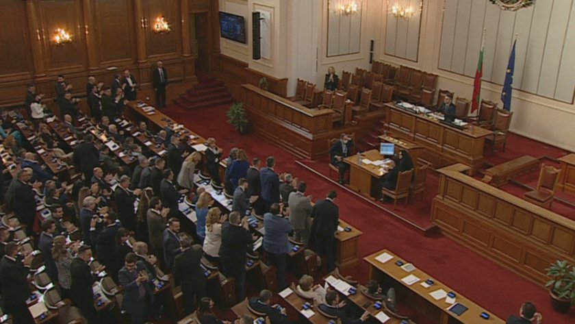 С аплодисменти и ставане на крака след 10 часа дебат