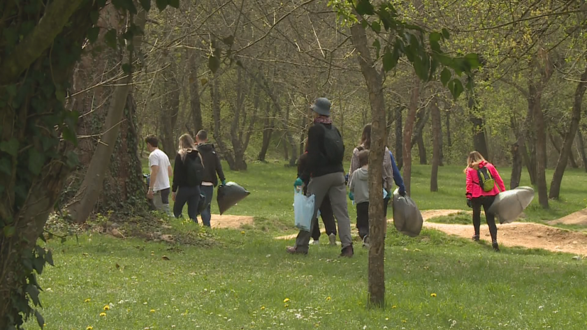 Украински бежанци почистиха парк "Бачиново" в Благоевград в знак на признателност