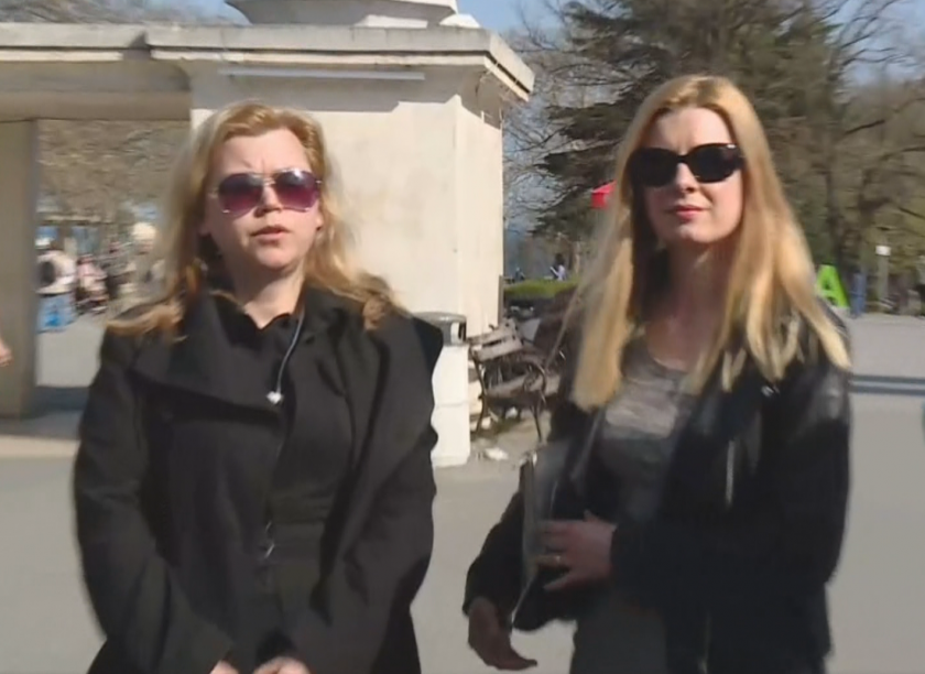 Съпругите на моряците от кораба Царевна говорят пред журналисти във