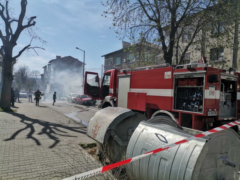 Гараж се запали преди минути в благоевградския квартал Грамада. Две