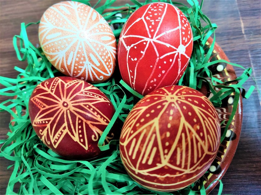 вековната традиция изписване великденски яйца оживява празник костенец