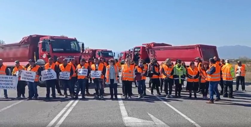 Строителни фирми, поддържащи пътищата в Пазарджик и Пловдив, блокираха пътната
