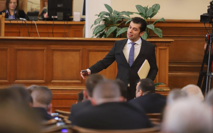 Премиерът Кирил Петков е в парламента на блицконтрол, където отговаря